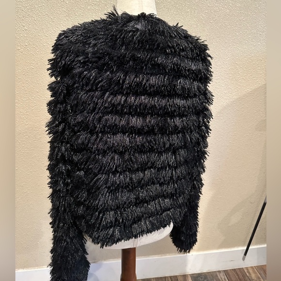 Trendy black fluffy coat - Picture 3 of 3